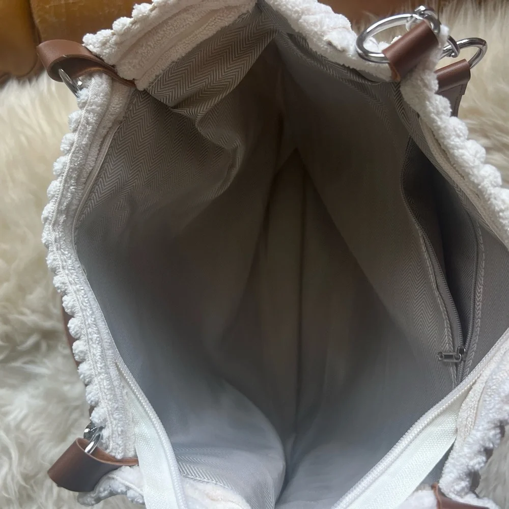 Corduroy Velvet Tote Bag
👜🤍 - Picture 9 of 10